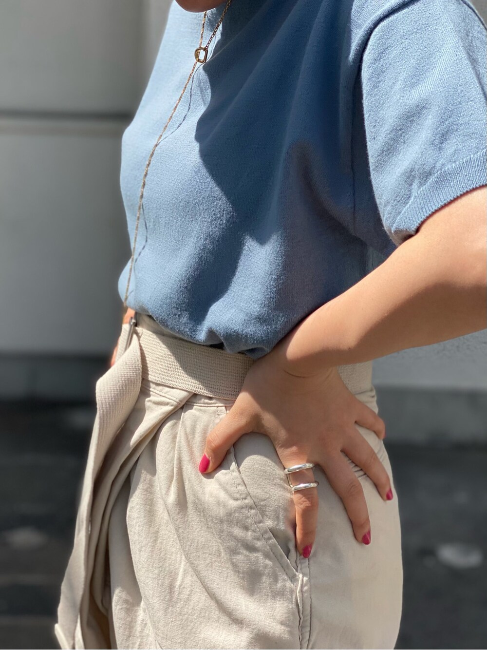 ホワイト系のその他パンツを着用したレディースの春コーディネートの6枚目の写真