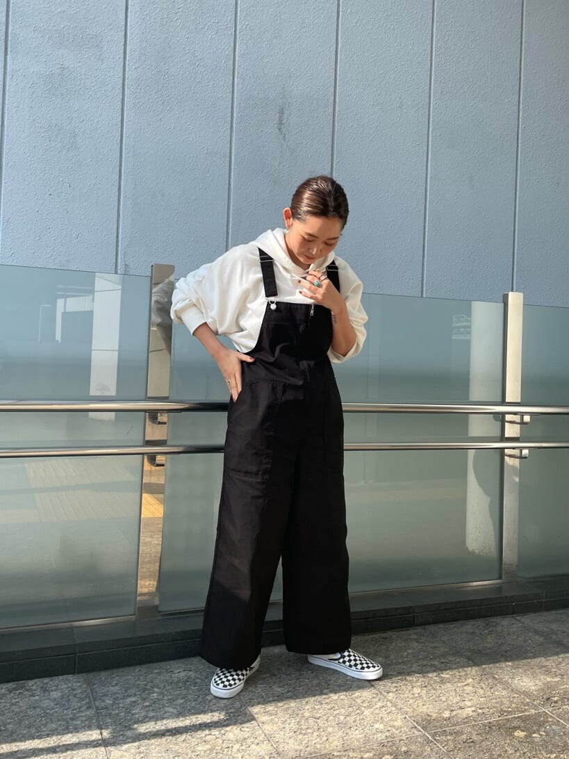 ブラック系のつなぎ/オールインワン、ホワイト系のパーカーを着用したレディースの秋コーディネートの2枚目の写真