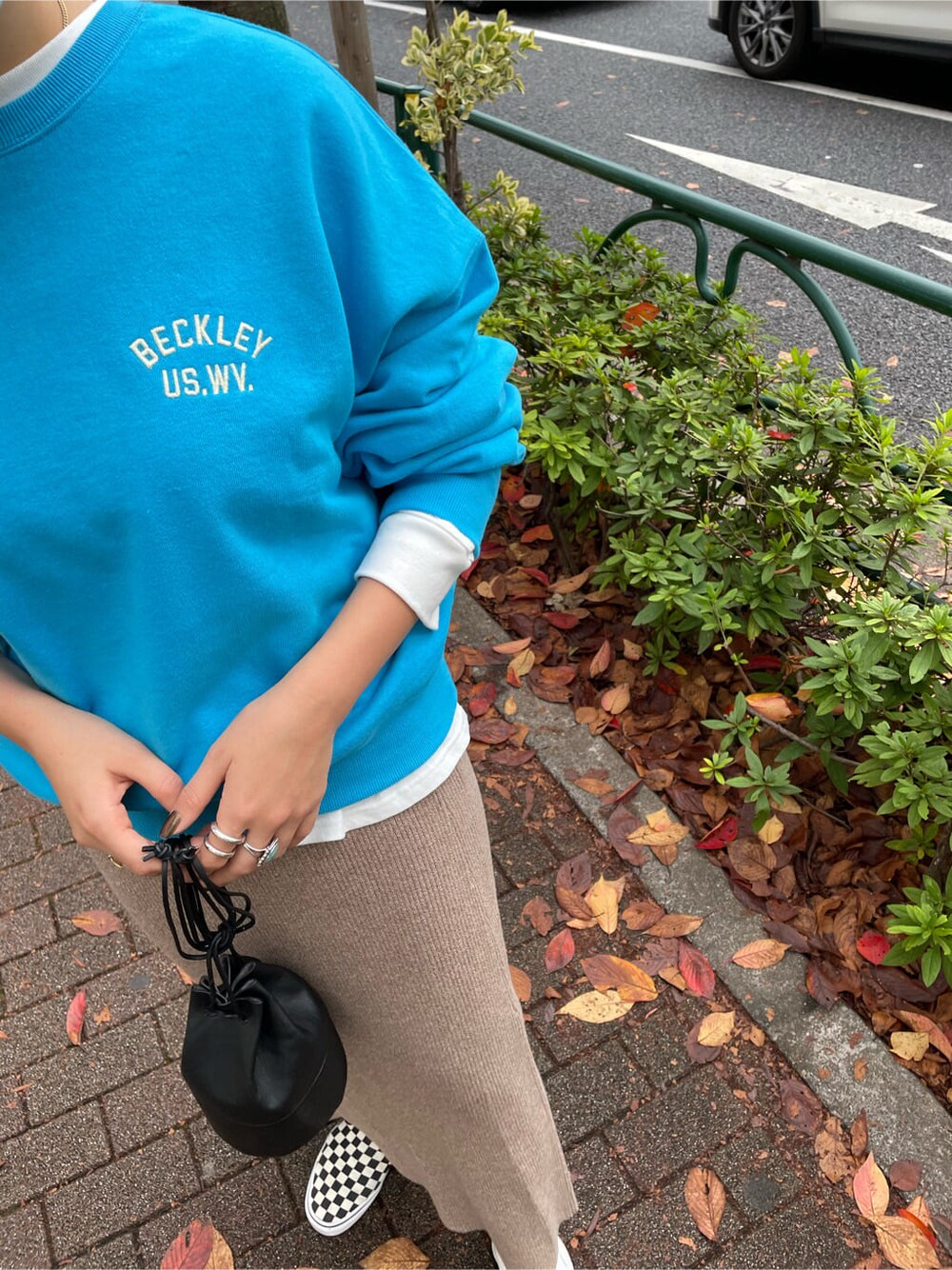 ホワイト系のTシャツ/カットソー、ブラウン系のスカートを着用したレディースの冬コーディネートの3枚目の写真