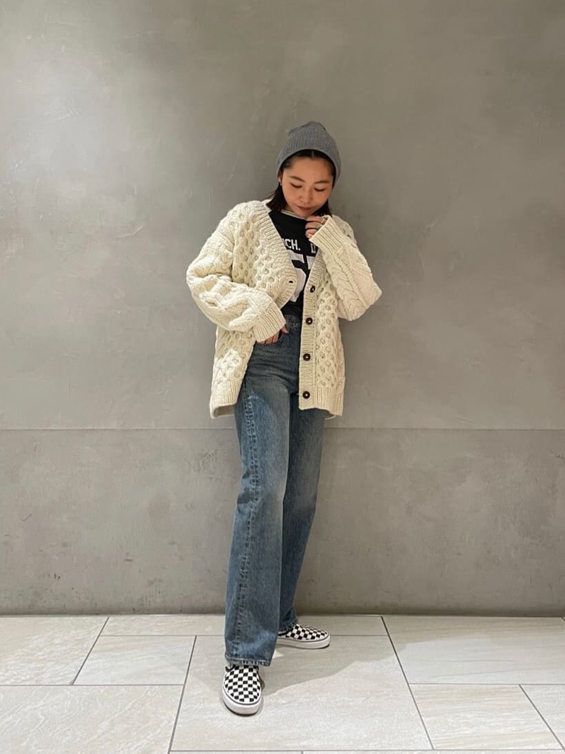 グレー系のTシャツ/カットソー、ブルー系のデニムパンツ、ホワイト系のカーディガン/ボレロを着用したレディースの秋コーディネートの3枚目の写真