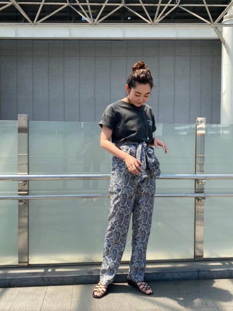 ブルー系のつなぎ/オールインワンを着用したレディースの春コーディネートの2枚目の写真