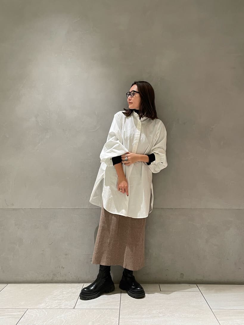 ブラック系のニット/セーター、ブラウン系のスカートを着用したレディースの冬コーディネートの2枚目の写真