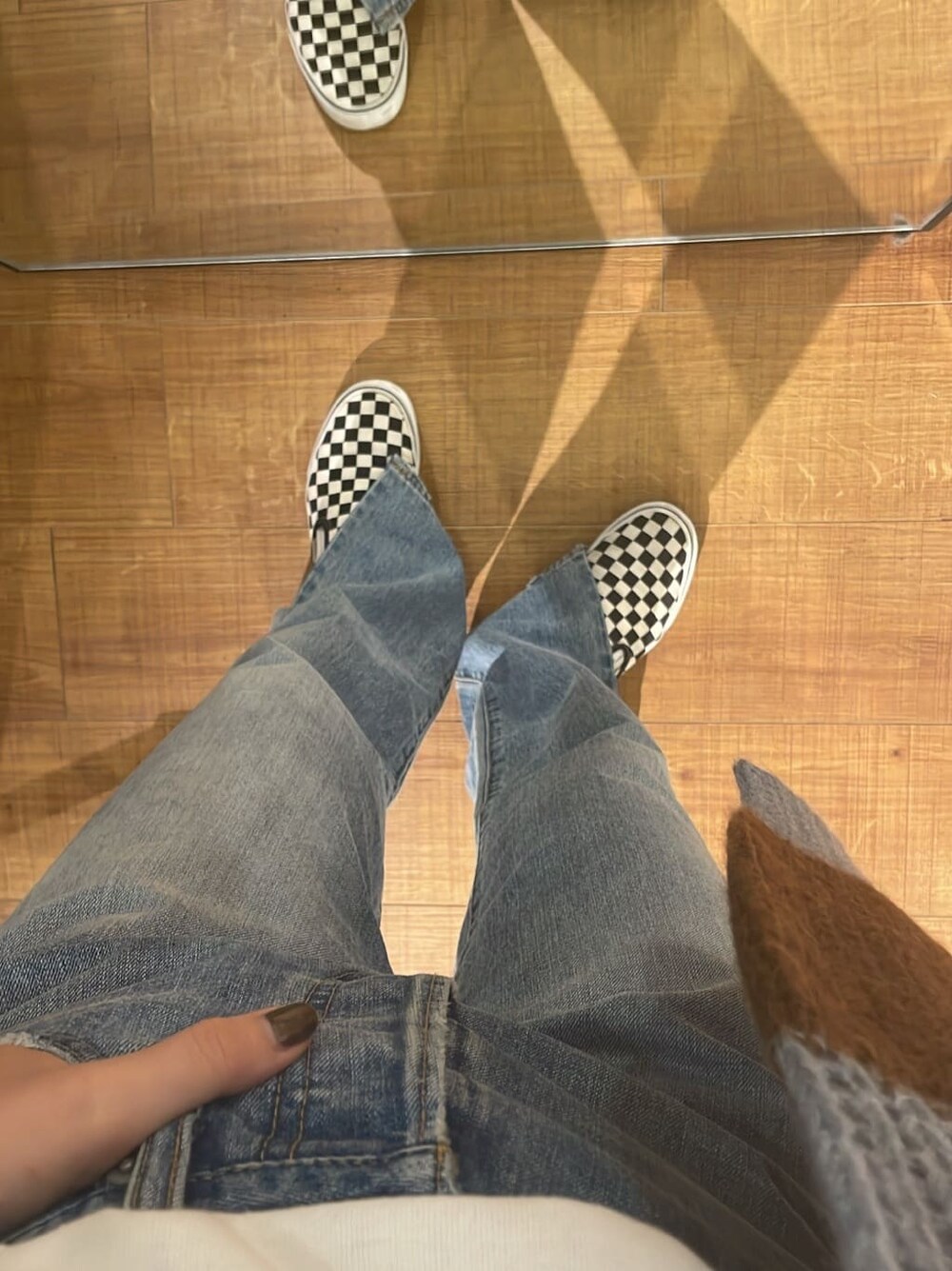 ブルー系のデニムパンツ、ブルー系のニット/セーターを着用したレディースの秋コーディネートの5枚目の写真