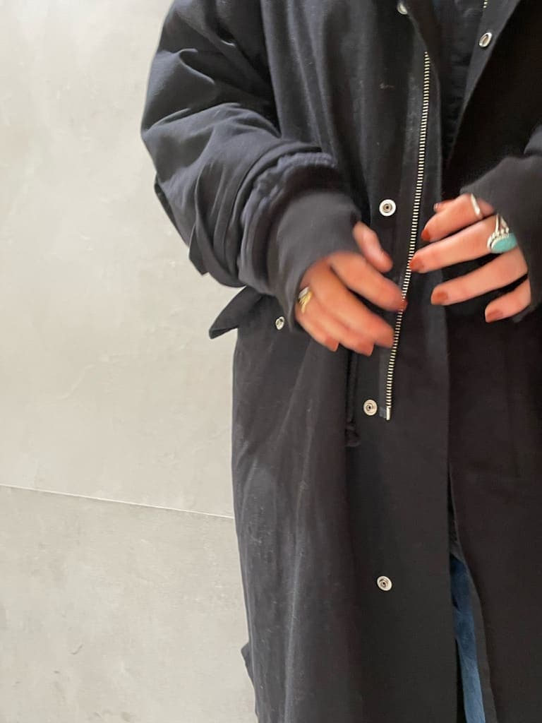 ブルー系のサロペット/オーバーオール、グリーン系のニット/セーター、ブラック系のその他アウターを着用したレディースの秋コーディネートの4枚目の写真