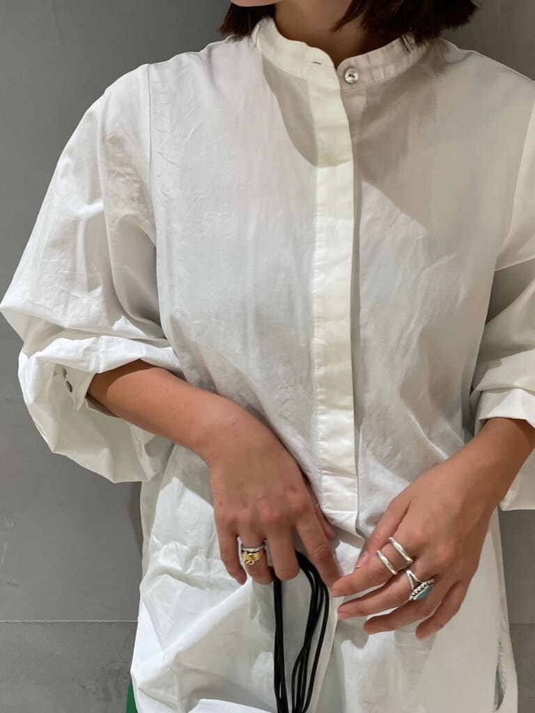 ホワイト系のシャツ/ブラウス、グリーン系のその他パンツ、ブラック系のハンドバッグを着用したレディースの秋コーディネートの4枚目の写真