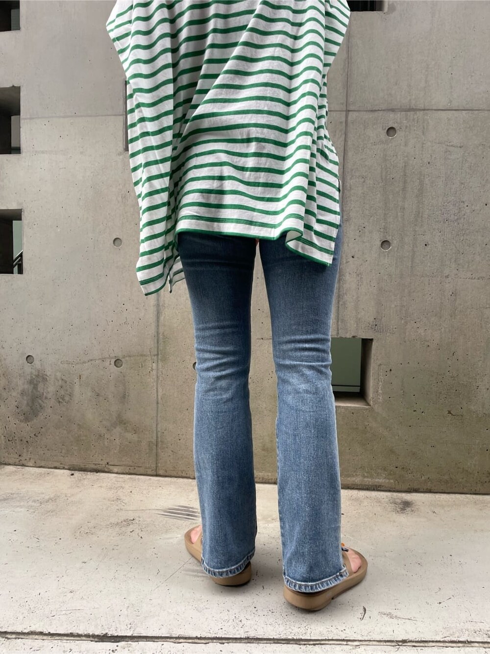 ブルー系のデニムパンツを着用したレディースの夏コーディネートの5枚目の写真