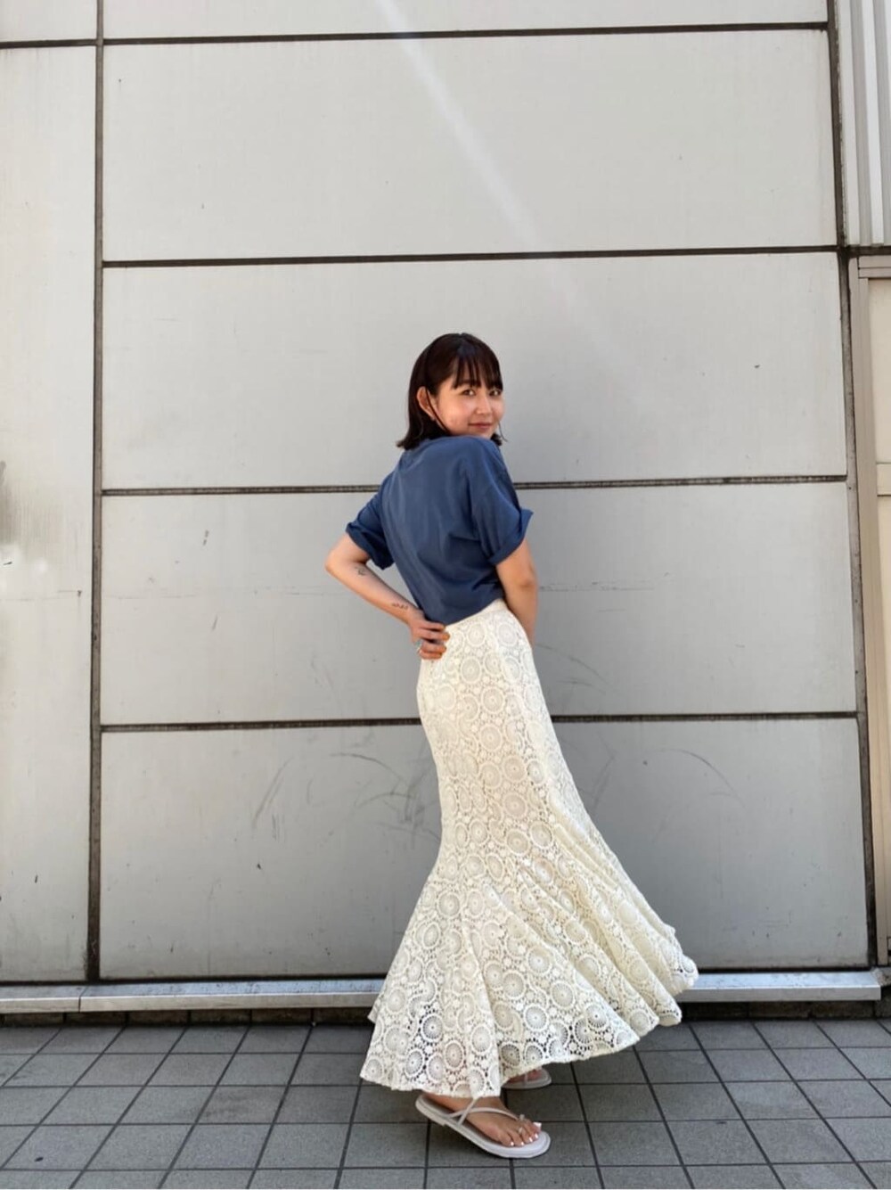 ホワイト系のスカート、ブルー系のTシャツ/カットソーを着用したレディースの夏コーディネートの2枚目の写真