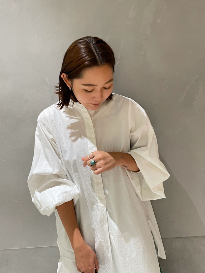 ホワイト系のシャツ/ブラウス、グリーン系のその他パンツ、ブラック系のハンドバッグを着用したレディースの秋コーディネートの3枚目の写真