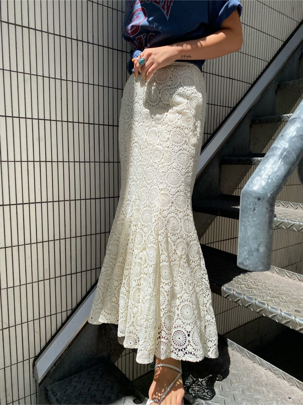 ホワイト系のスカート、ブルー系のTシャツ/カットソーを着用したレディースの夏コーディネートの4枚目の写真