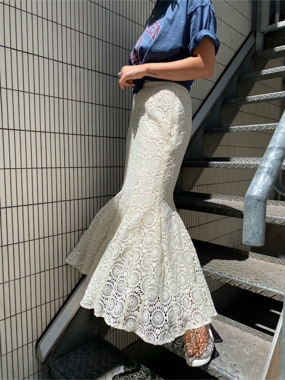 ホワイト系のスカート、ブルー系のTシャツ/カットソーを着用したレディースの夏コーディネートの5枚目の写真