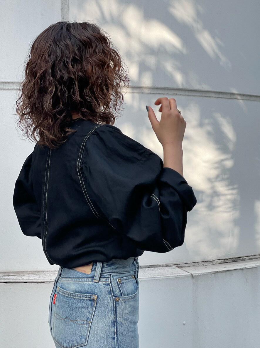 ブラック系のシャツ/ブラウス、ブルー系のデニムパンツ、ブラック系のサンダルを着用したレディースの春コーディネートの3枚目の写真