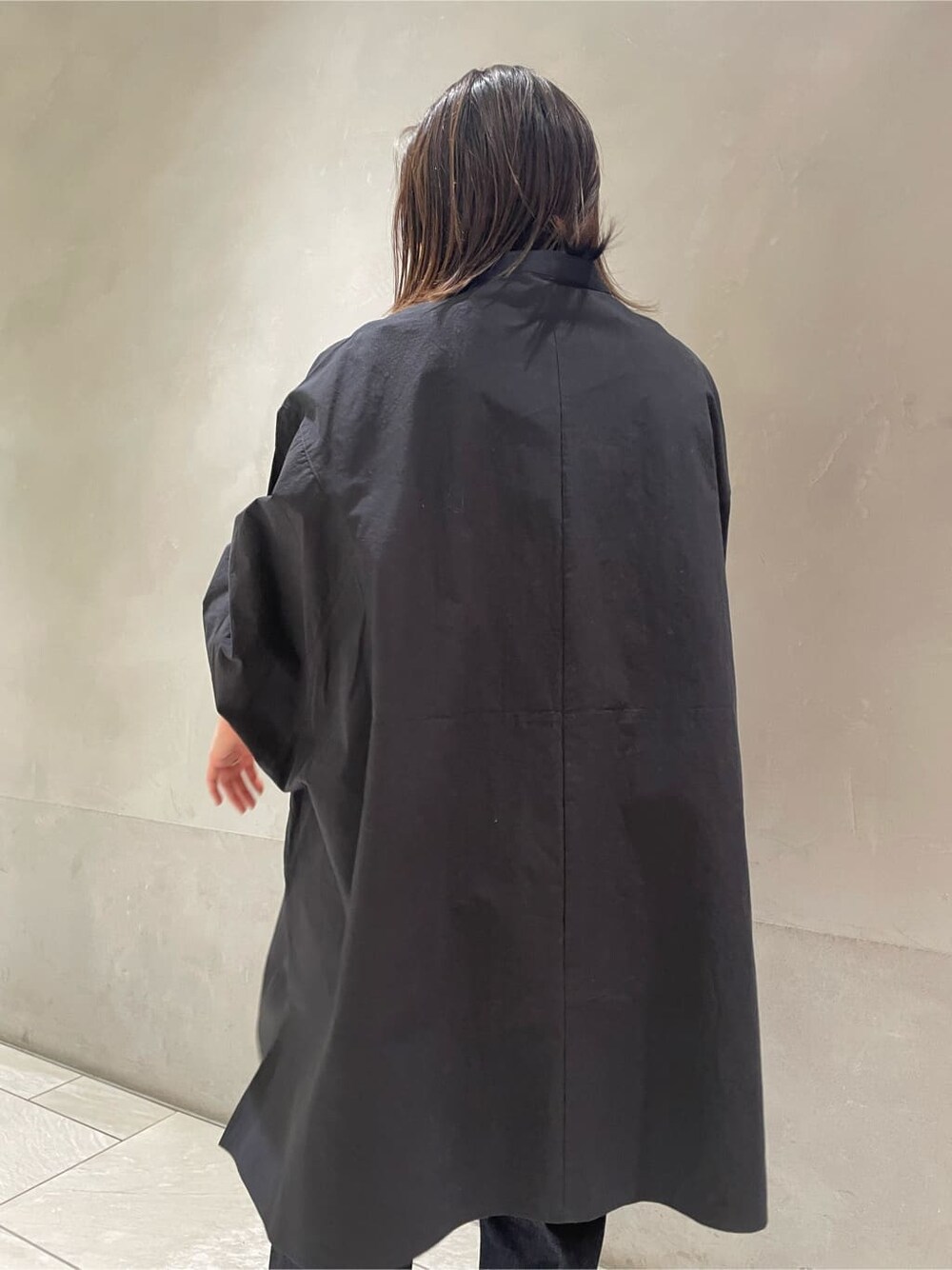 ブルー系のデニムパンツ、ブラック系のシャツ/ブラウスを着用したレディースの冬コーディネートの5枚目の写真