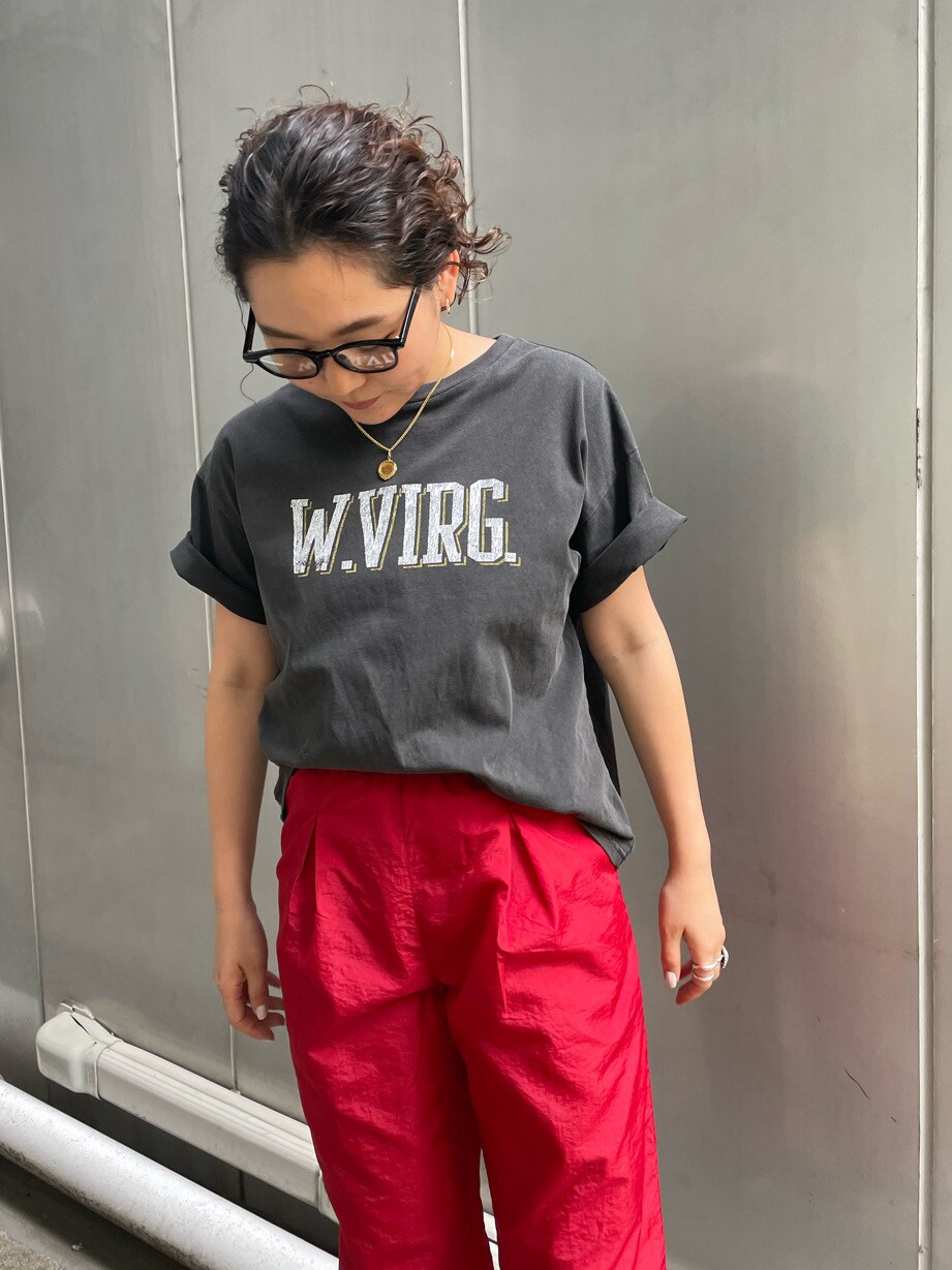 グレー系のTシャツ/カットソー、レッド系のその他パンツを着用したレディースの春コーディネートの4枚目の写真