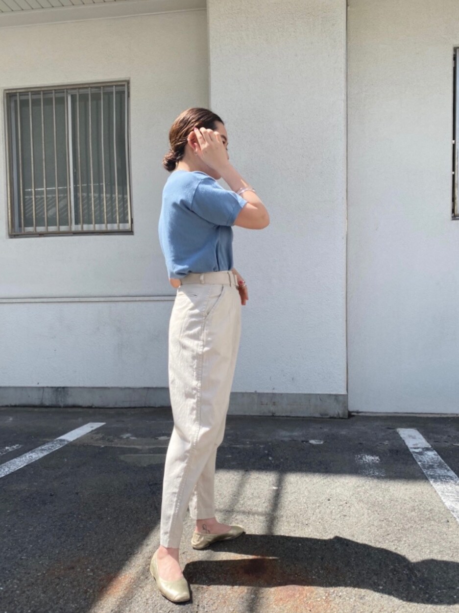 ホワイト系のその他パンツを着用したレディースの春コーディネートの4枚目の写真