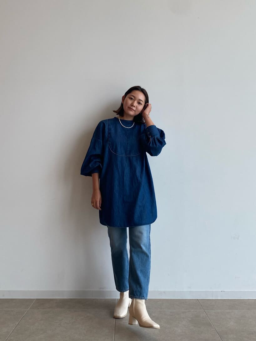 ブルー系のシャツ/ブラウス、ホワイト系のブーツ、ブルー系のデニムパンツを着用したレディースの夏コーディネートの2枚目の写真