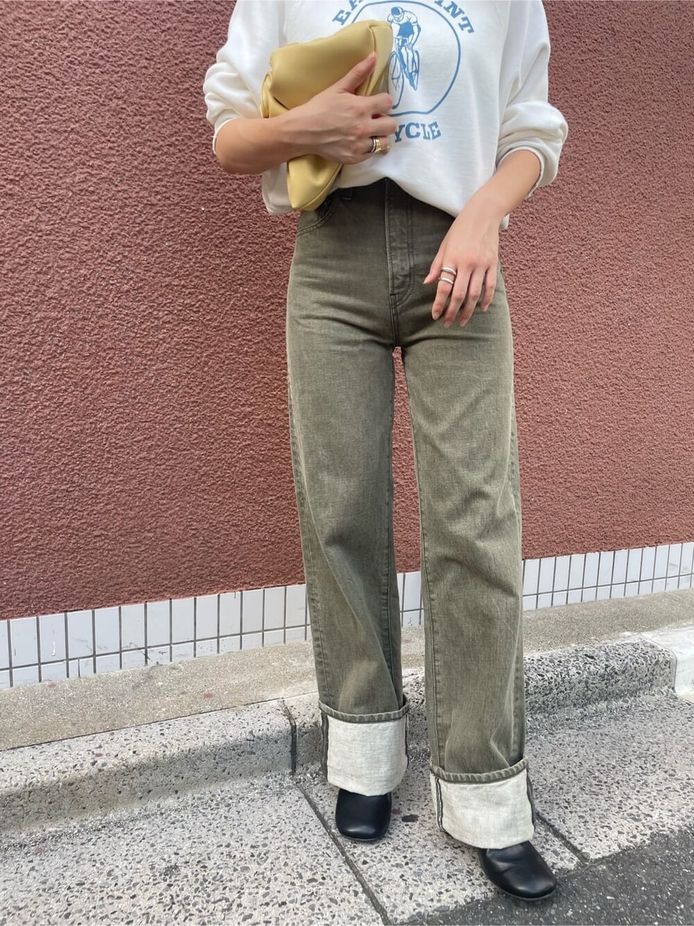 ベージュ系のデニムパンツ、ホワイト系のスウェットを着用したレディースの秋コーディネートの5枚目の写真