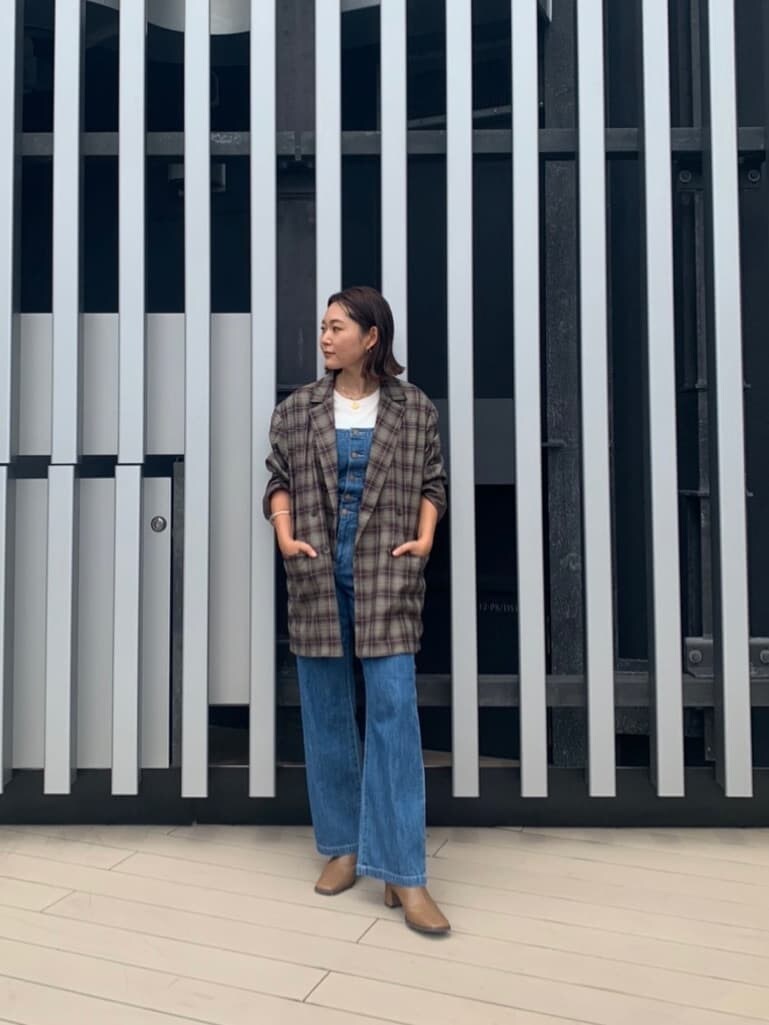 ブルー系のつなぎ/オールインワン、グレー系のテーラードジャケット、ホワイト系のタンクトップを着用したレディースの夏コーディネートの3枚目の写真