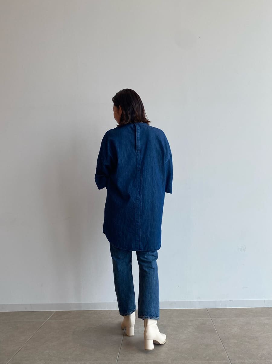 ブルー系のシャツ/ブラウス、ホワイト系のブーツ、ブルー系のデニムパンツを着用したレディースの夏コーディネートの3枚目の写真