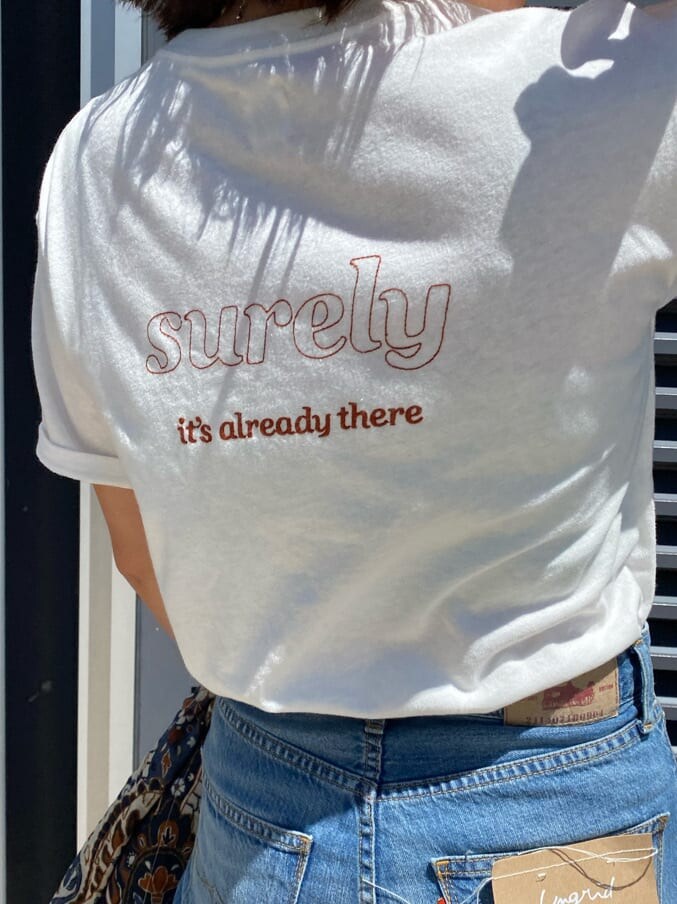 ベージュ系のブルゾン、ブルー系のデニムパンツ、ホワイト系のTシャツ/カットソーを着用したレディースの夏コーディネートの4枚目の写真