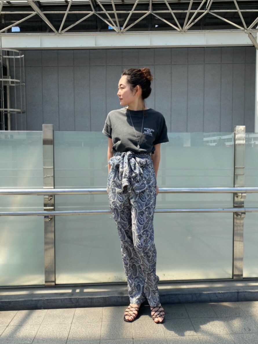 ブルー系のつなぎ/オールインワンを着用したレディースの春コーディネートの3枚目の写真