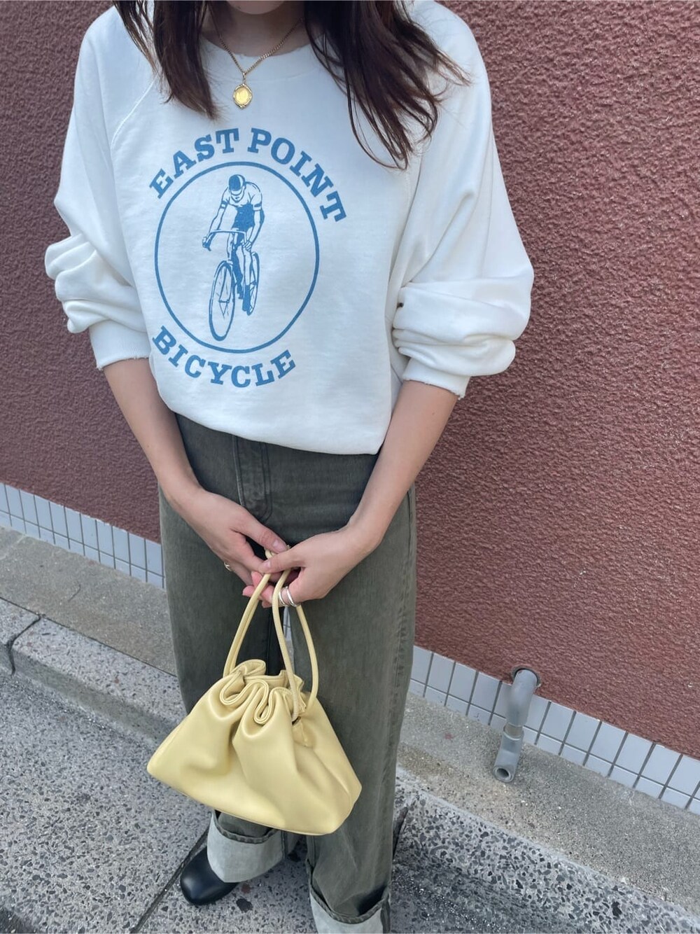 ベージュ系のデニムパンツ、ホワイト系のスウェットを着用したレディースの秋コーディネートの8枚目の写真