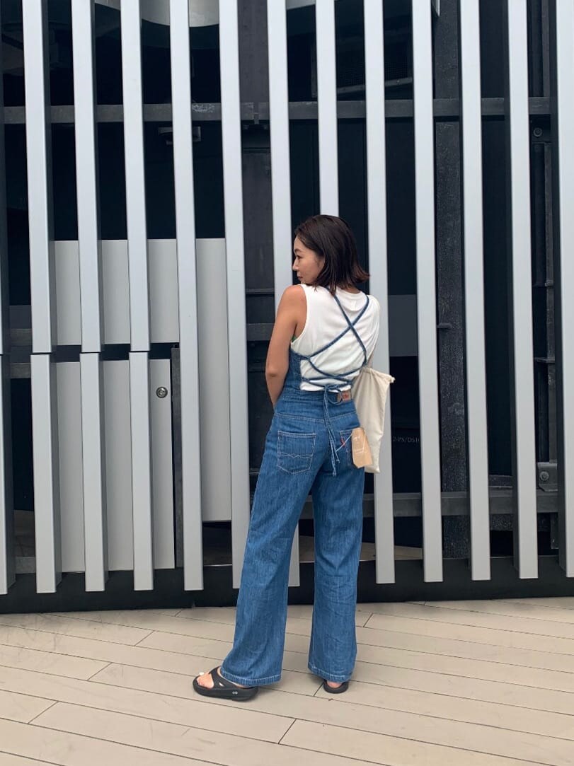 ブルー系のつなぎ/オールインワン、グレー系のテーラードジャケット、ホワイト系のタンクトップを着用したレディースの夏コーディネートの4枚目の写真