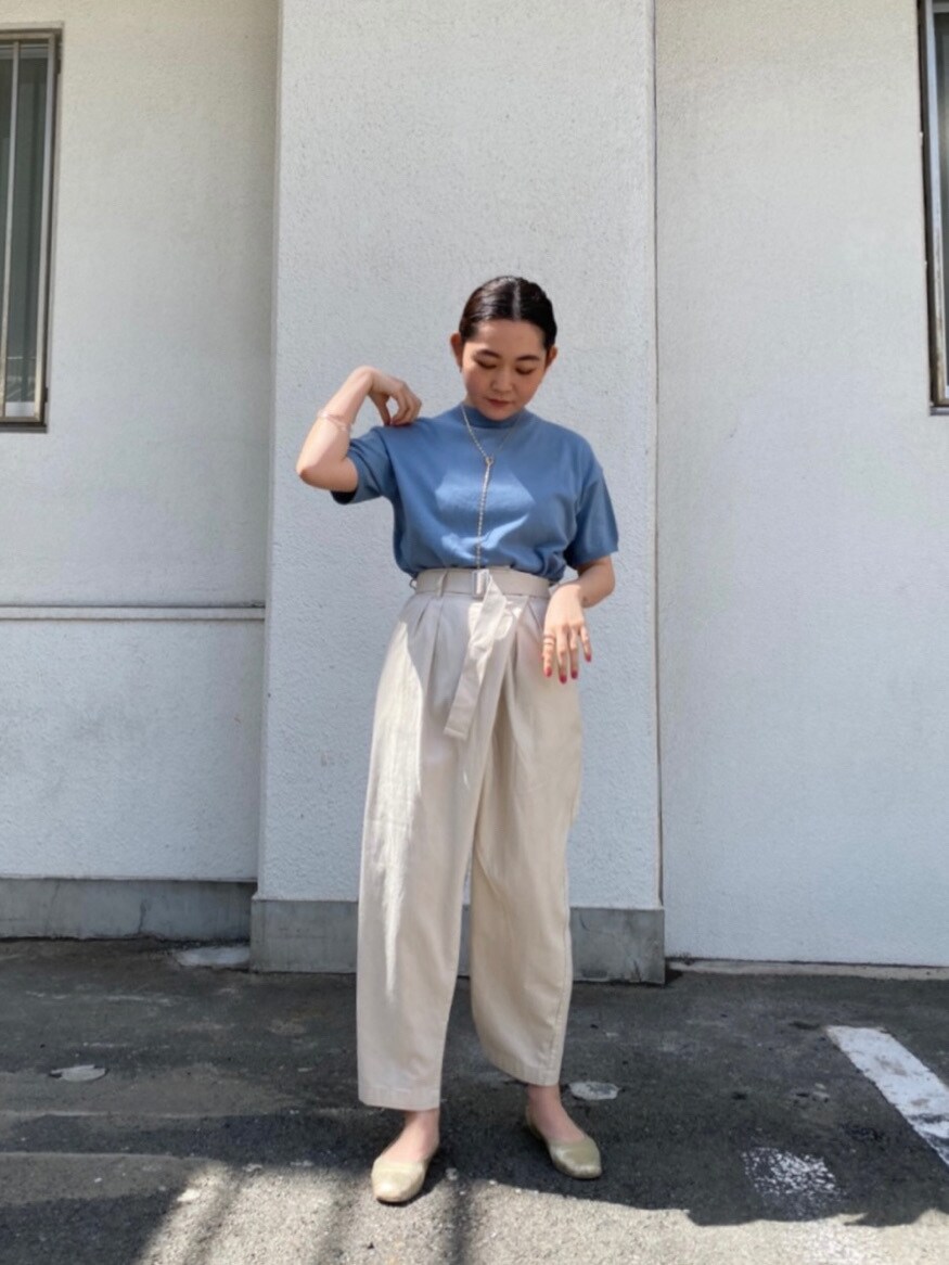 ホワイト系のその他パンツを着用したレディースの春コーディネートの3枚目の写真