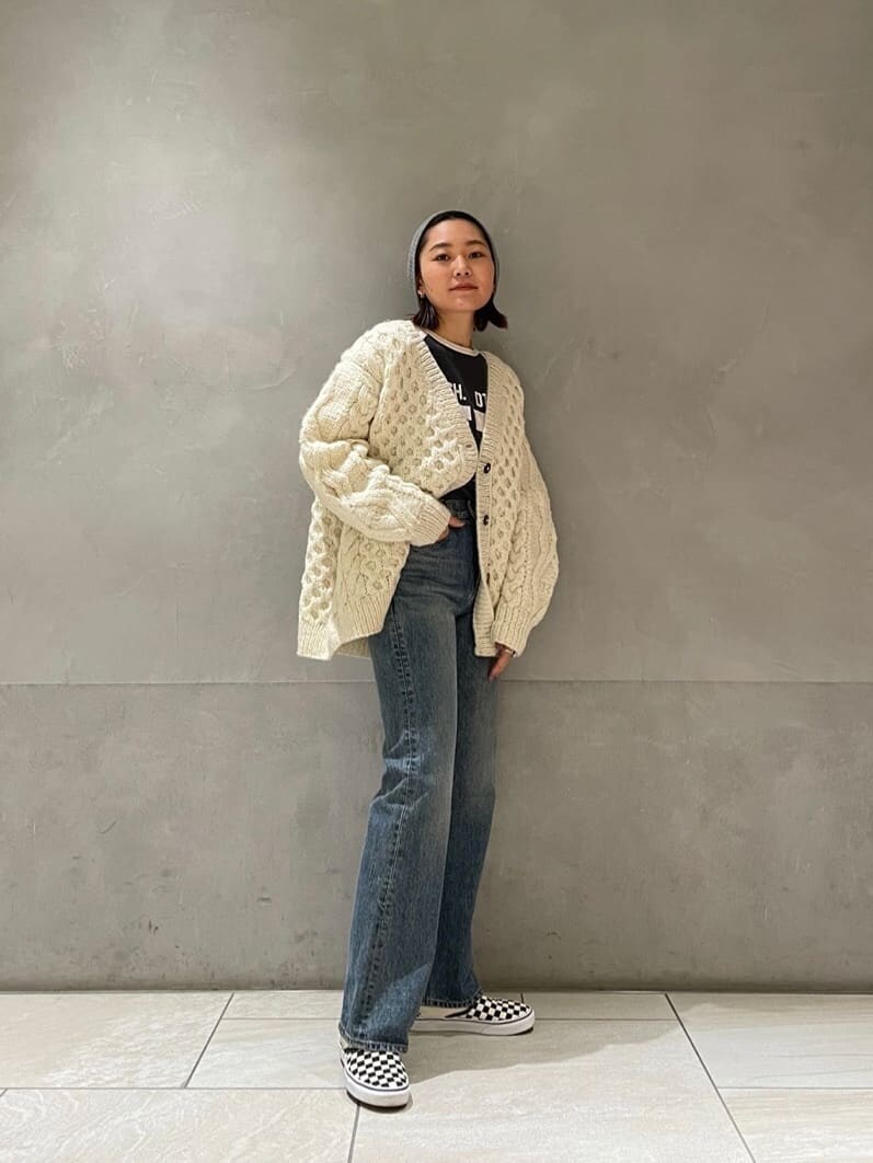 グレー系のTシャツ/カットソー、ブルー系のデニムパンツ、ホワイト系のカーディガン/ボレロを着用したレディースの秋コーディネートの2枚目の写真