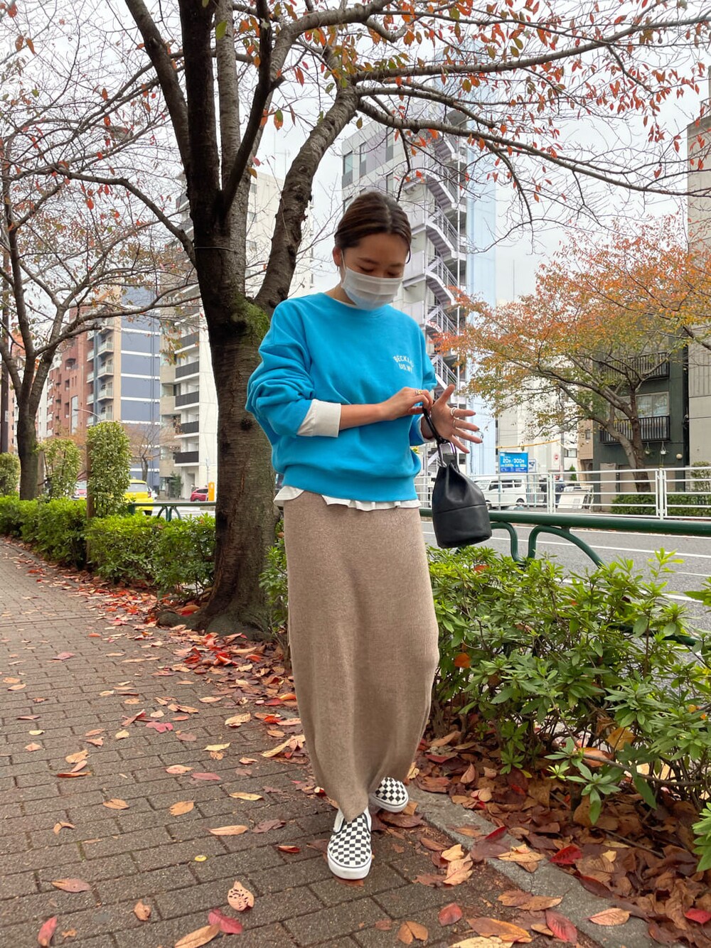 ホワイト系のTシャツ/カットソー、ブラウン系のスカートを着用したレディースの冬コーディネートの2枚目の写真