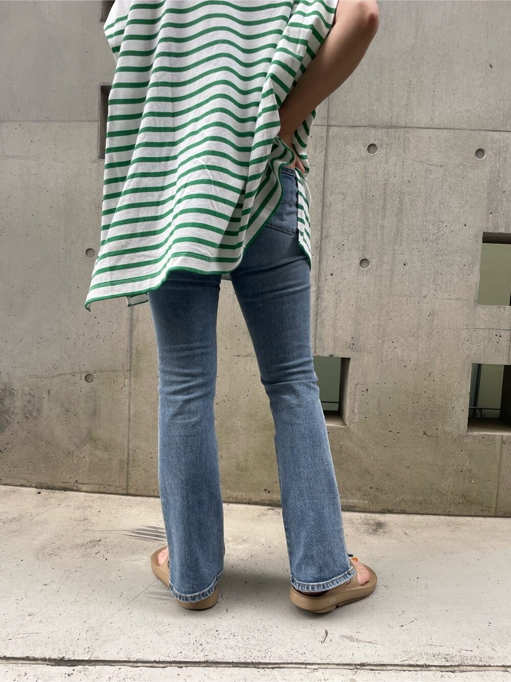 ブルー系のデニムパンツを着用したレディースの夏コーディネートの4枚目の写真