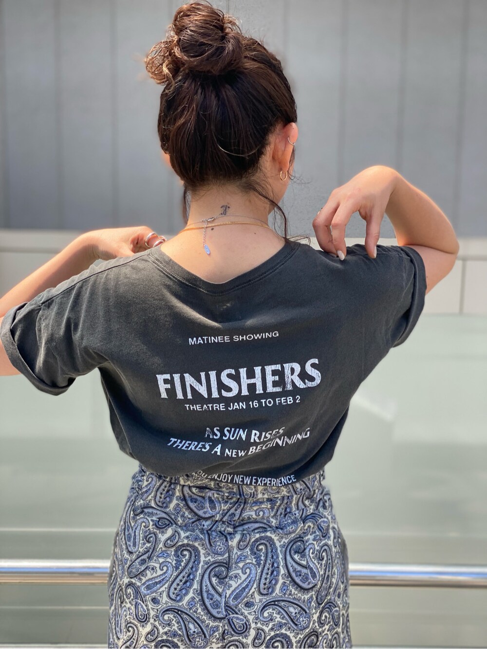 ブルー系のつなぎ/オールインワンを着用したレディースの春コーディネートの4枚目の写真