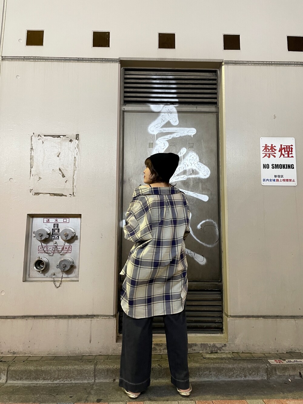 ブラック系のデニムパンツ、ホワイト系のシャツ/ブラウスを着用したレディースの秋コーディネートの2枚目の写真