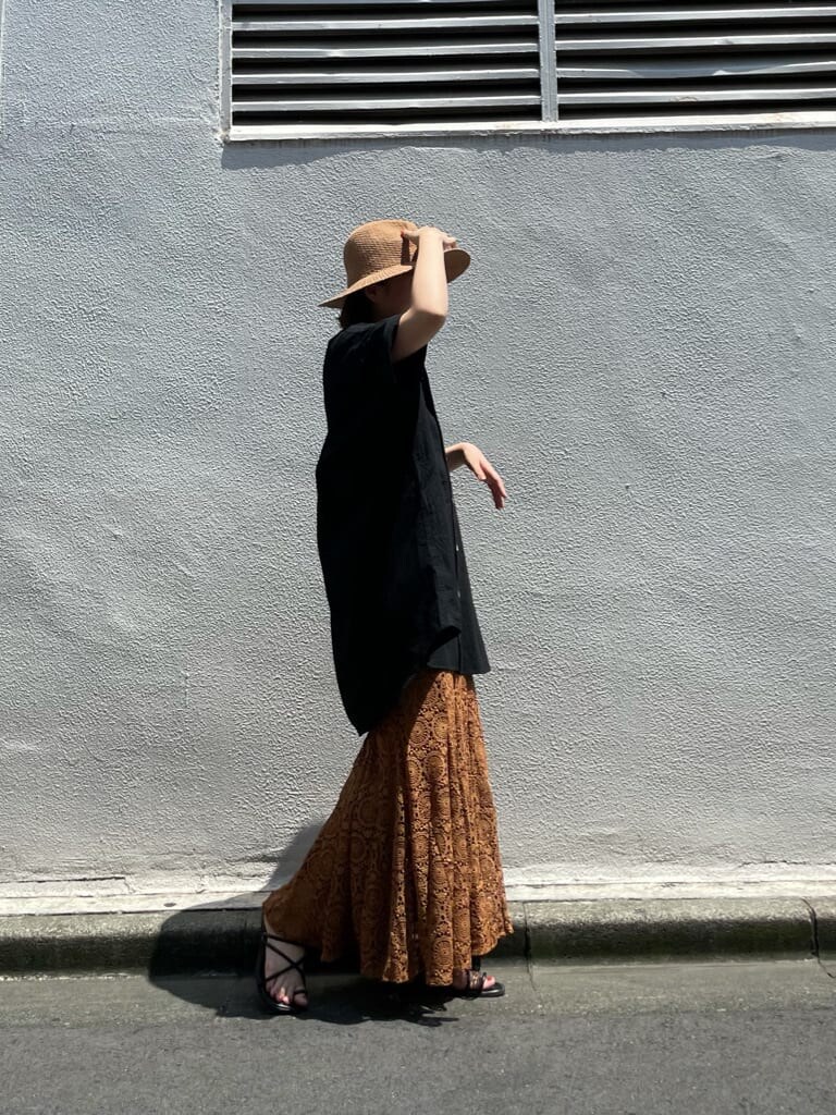 ブラック系のシャツ/ブラウス、ブラウン系のスカート、ホワイト系のリングを着用したレディースの夏コーディネートの2枚目の写真