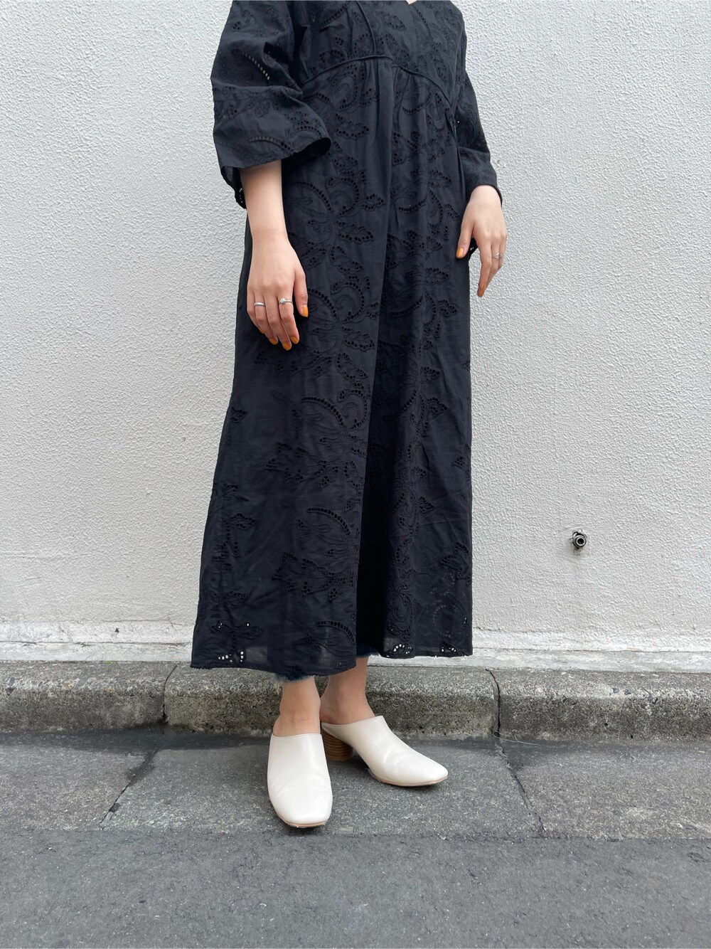 ブラック系のワンピース、シルバー系のネックレスを着用したレディースの春コーディネートの3枚目の写真