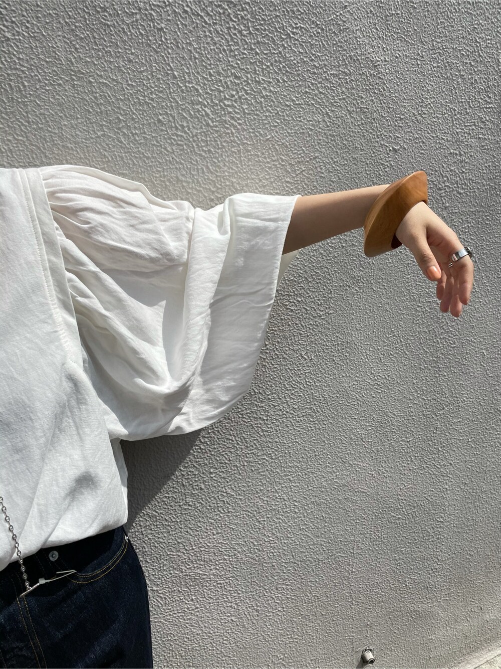 ホワイト系のシャツ/ブラウス、ブルー系のデニムパンツ、ベージュ系のバングル/リストバンドを着用したレディースの春コーディネートの8枚目の写真