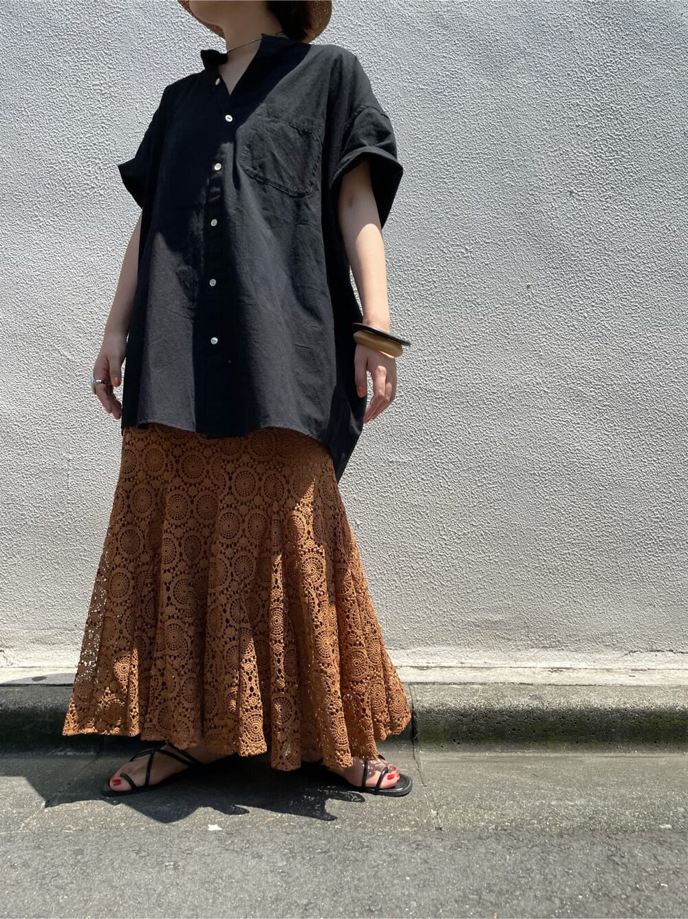 ブラック系のシャツ/ブラウス、ブラウン系のスカート、ホワイト系のリングを着用したレディースの夏コーディネートの4枚目の写真