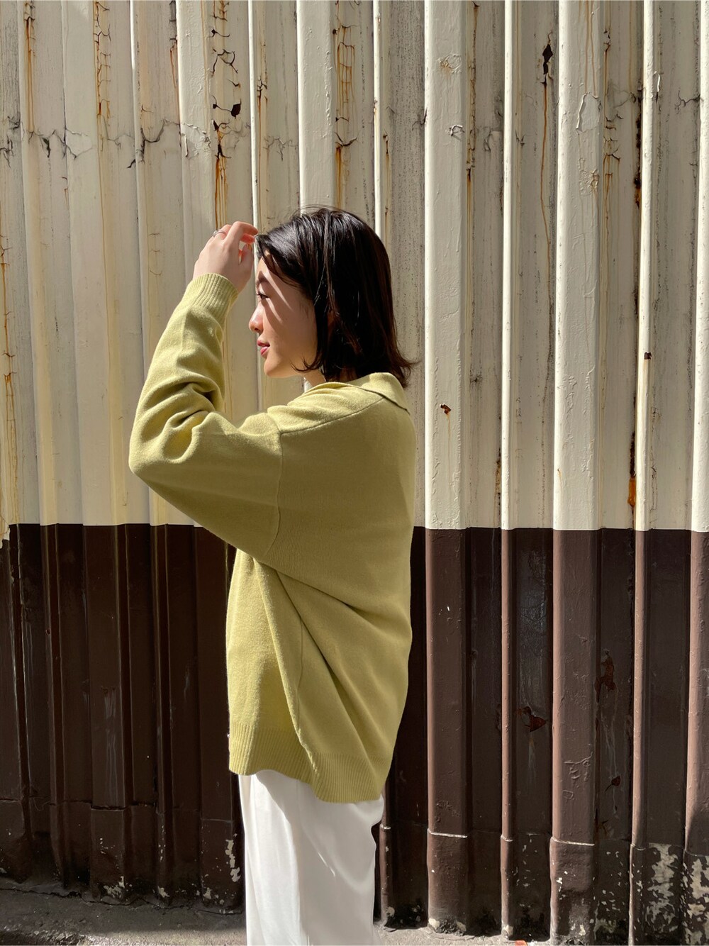 ホワイト系のその他パンツ、グリーン系のニット/セーター、ホワイト系のTシャツ/カットソーを着用したレディースの春コーディネートの4枚目の写真