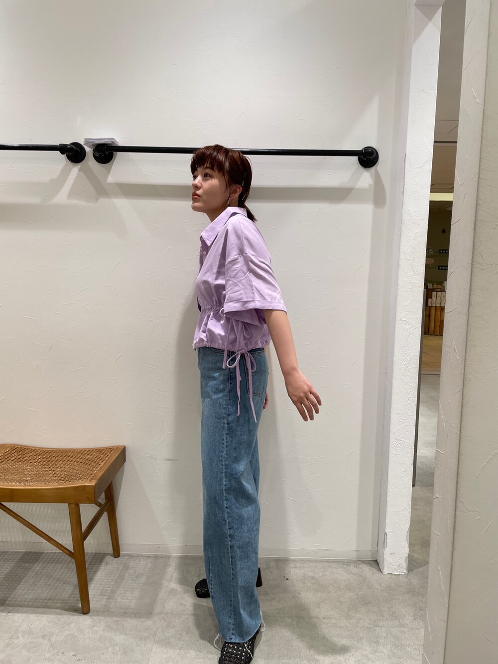 パープル系のシャツ/ブラウス、ブルー系のデニムパンツを着用したレディースの春コーディネートの4枚目の写真
