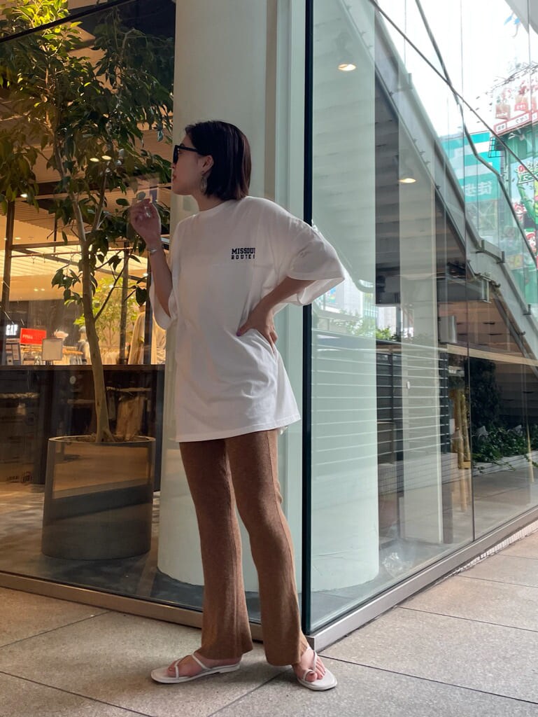 ブラウン系のその他パンツ、ホワイト系のTシャツ/カットソーを着用したレディースの夏コーディネートの2枚目の写真