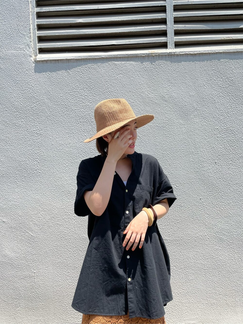 ブラック系のシャツ/ブラウス、ブラウン系のスカート、ホワイト系のリングを着用したレディースの夏コーディネートの6枚目の写真