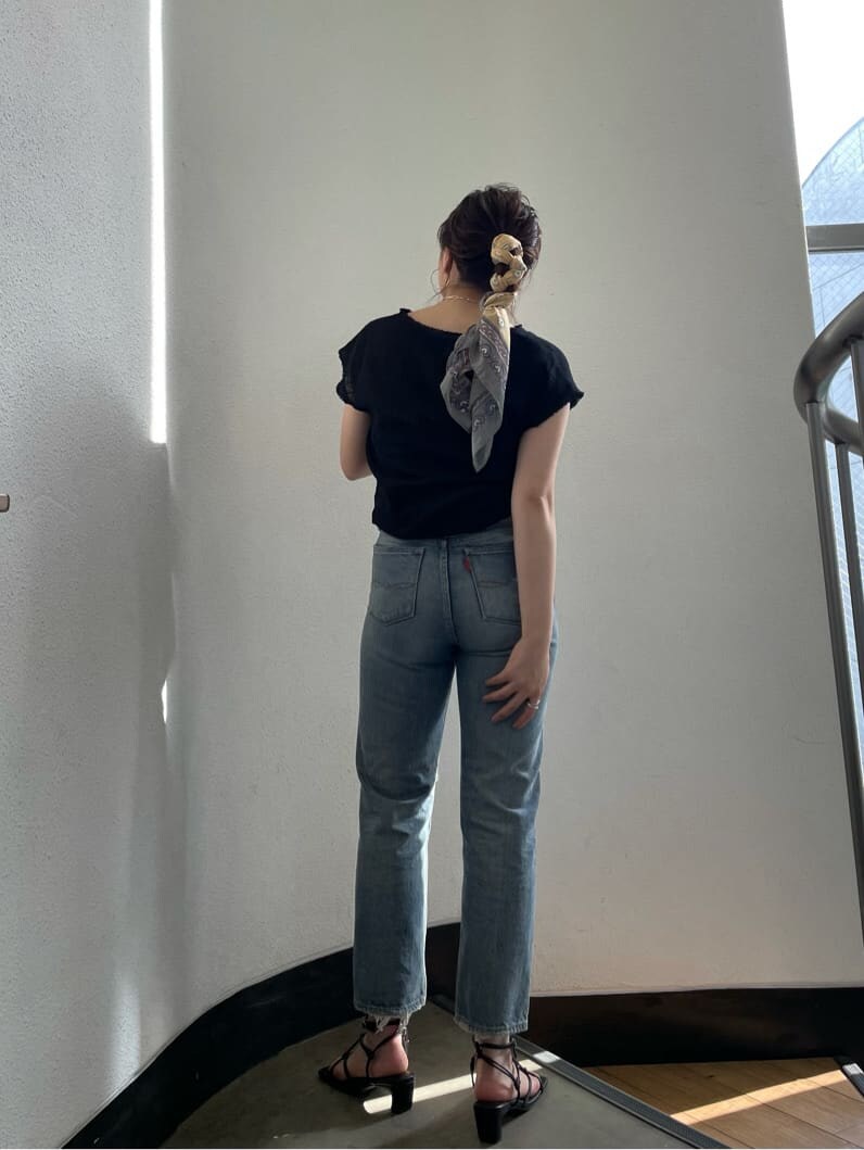 ブラック系のシャツ/ブラウス、ブルー系のデニムパンツ、ブラック系のサンダルを着用したレディースの夏コーディネートの3枚目の写真