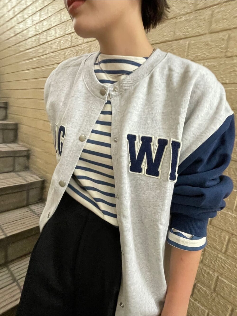 ブルー系のカーディガン/ボレロ、ブラック系のその他パンツを着用したレディースの秋コーディネートの7枚目の写真