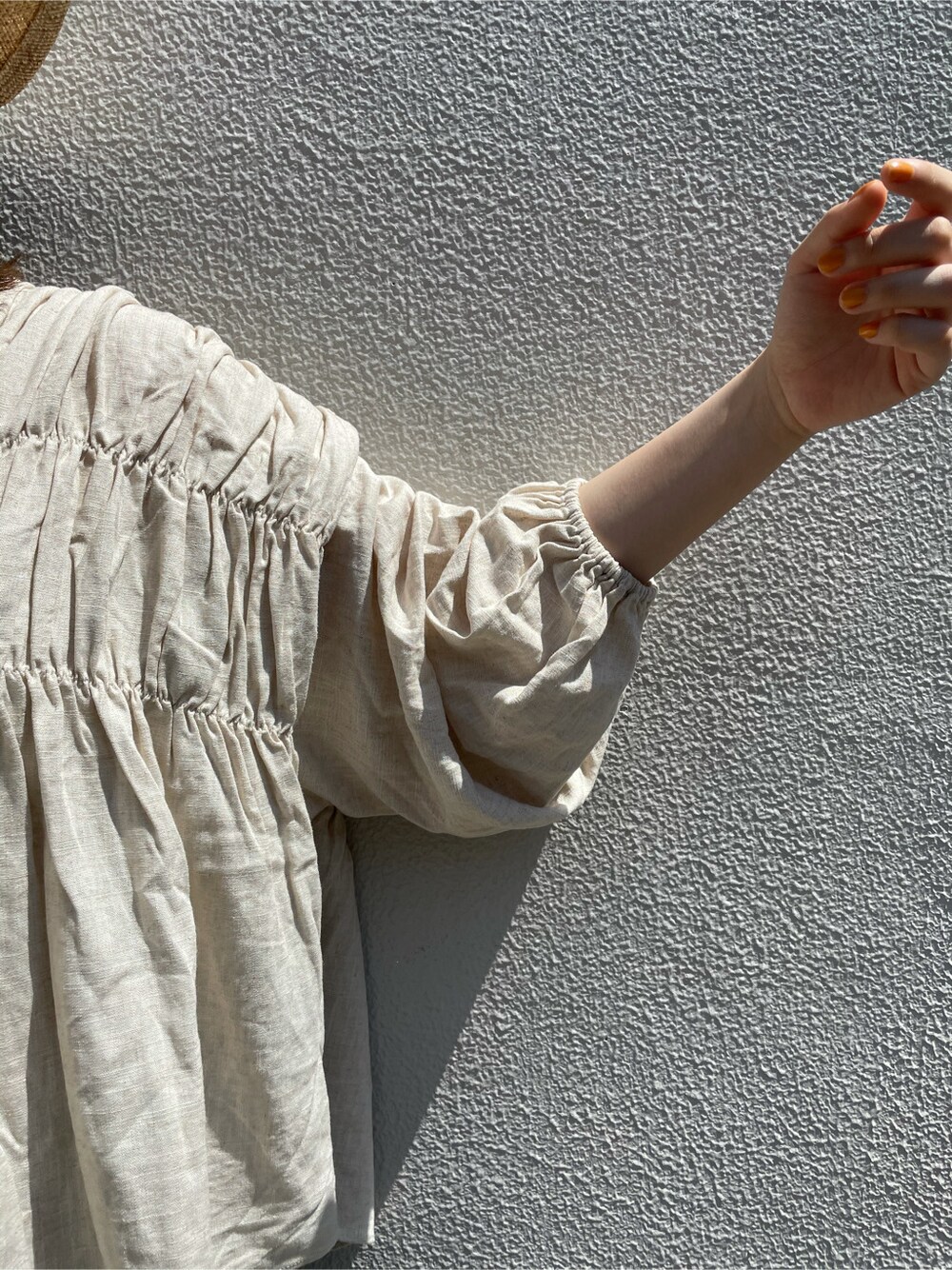 ホワイト系のシャツ/ブラウス、ブルー系のデニムパンツ、ブラウン系のピアス（両耳用）を着用したレディースの春コーディネートの3枚目の写真