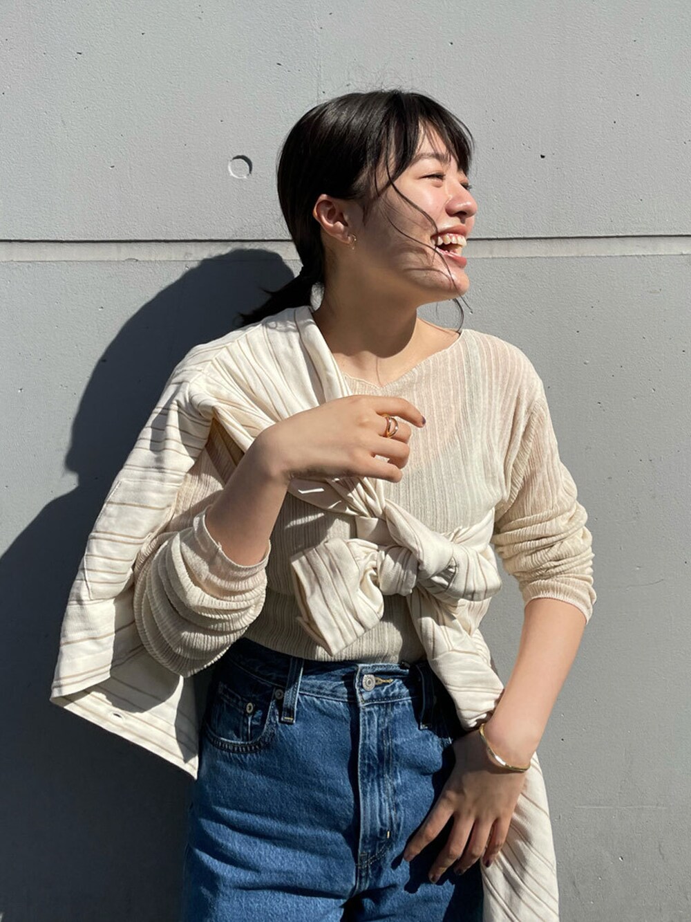 ホワイト系のシャツ/ブラウス、ホワイト系のニット/セーターを着用したレディースの冬コーディネートの5枚目の写真