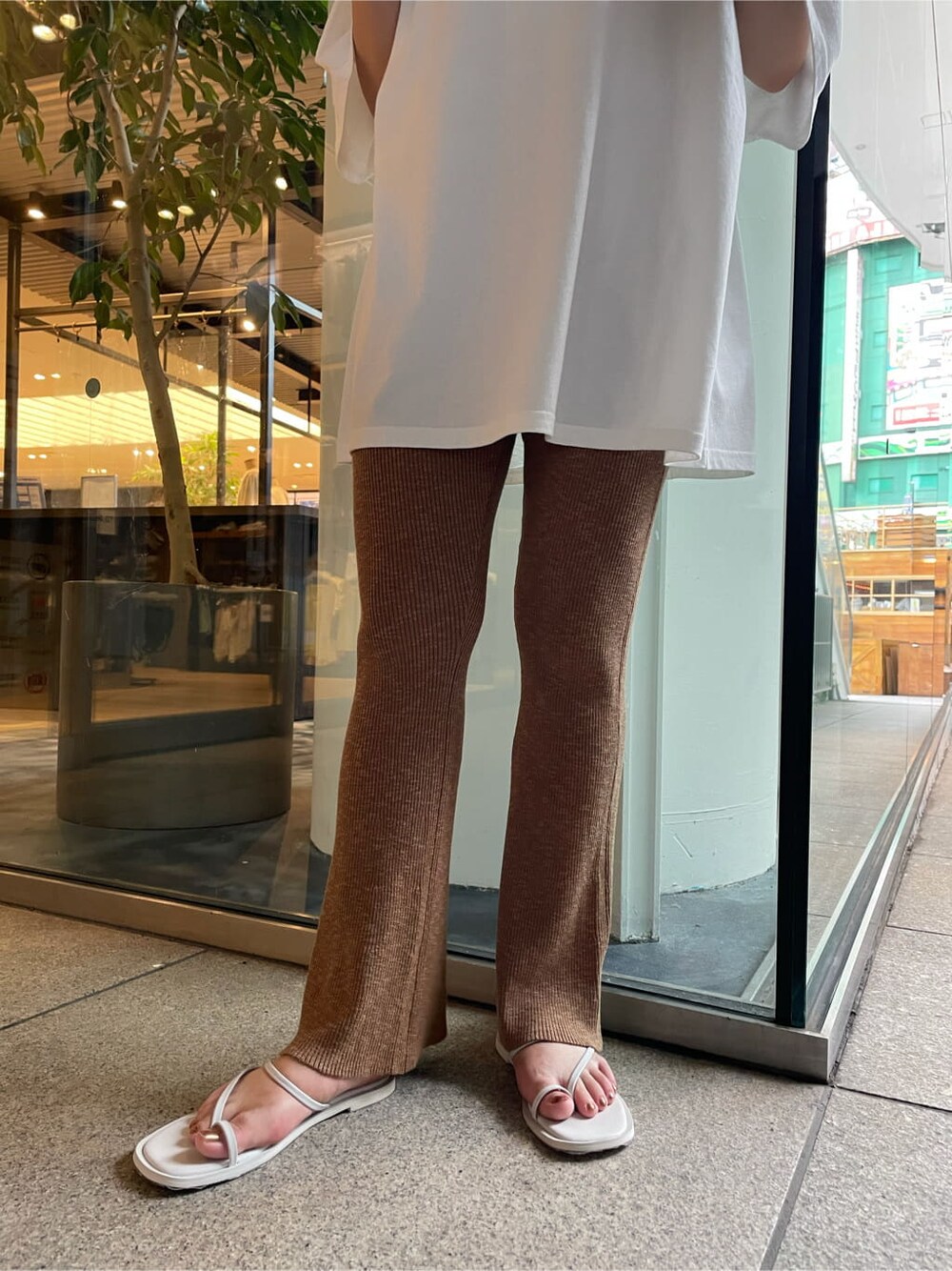 ブラウン系のその他パンツ、ホワイト系のTシャツ/カットソーを着用したレディースの夏コーディネートの6枚目の写真
