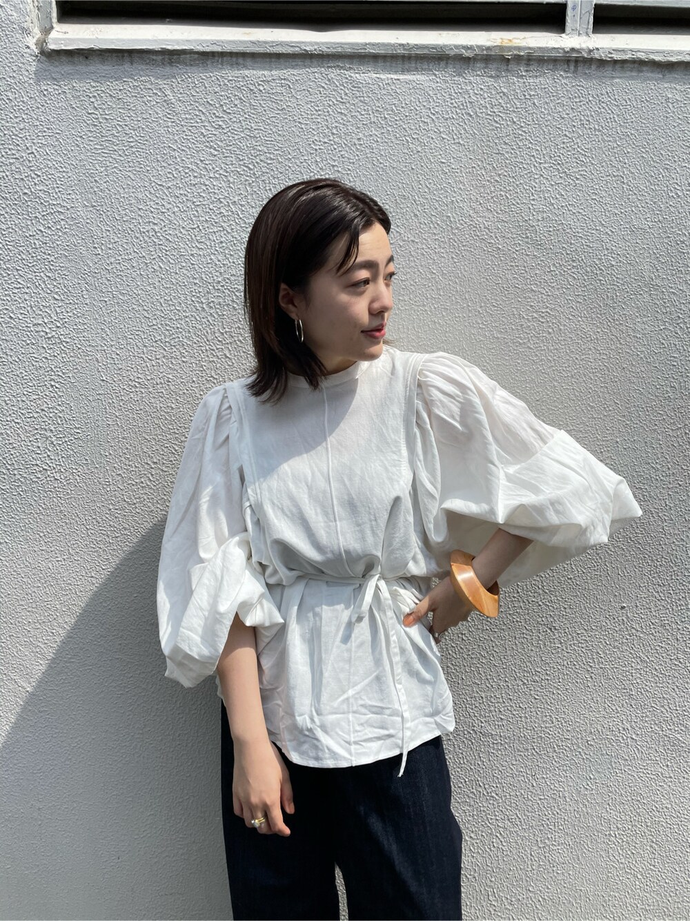 ホワイト系のシャツ/ブラウス、ブルー系のデニムパンツ、ベージュ系のバングル/リストバンドを着用したレディースの春コーディネートの7枚目の写真