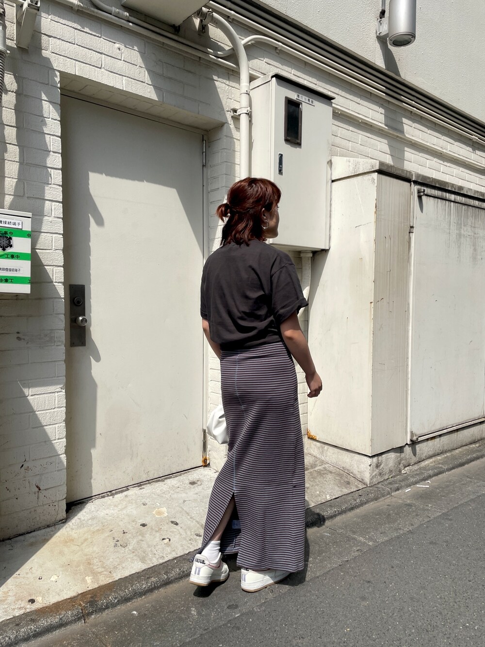 グレー系のTシャツ/カットソー、ブルー系のワンピースを着用したレディースの春コーディネートの2枚目の写真