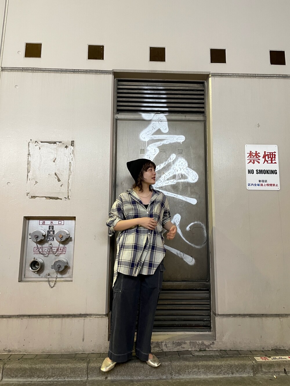 ブラック系のデニムパンツ、ホワイト系のシャツ/ブラウスを着用したレディースの秋コーディネートの4枚目の写真