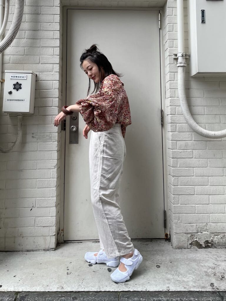 ホワイト系のシャツ/ブラウス、ホワイト系のその他パンツを着用したレディースの夏コーディネートの3枚目の写真