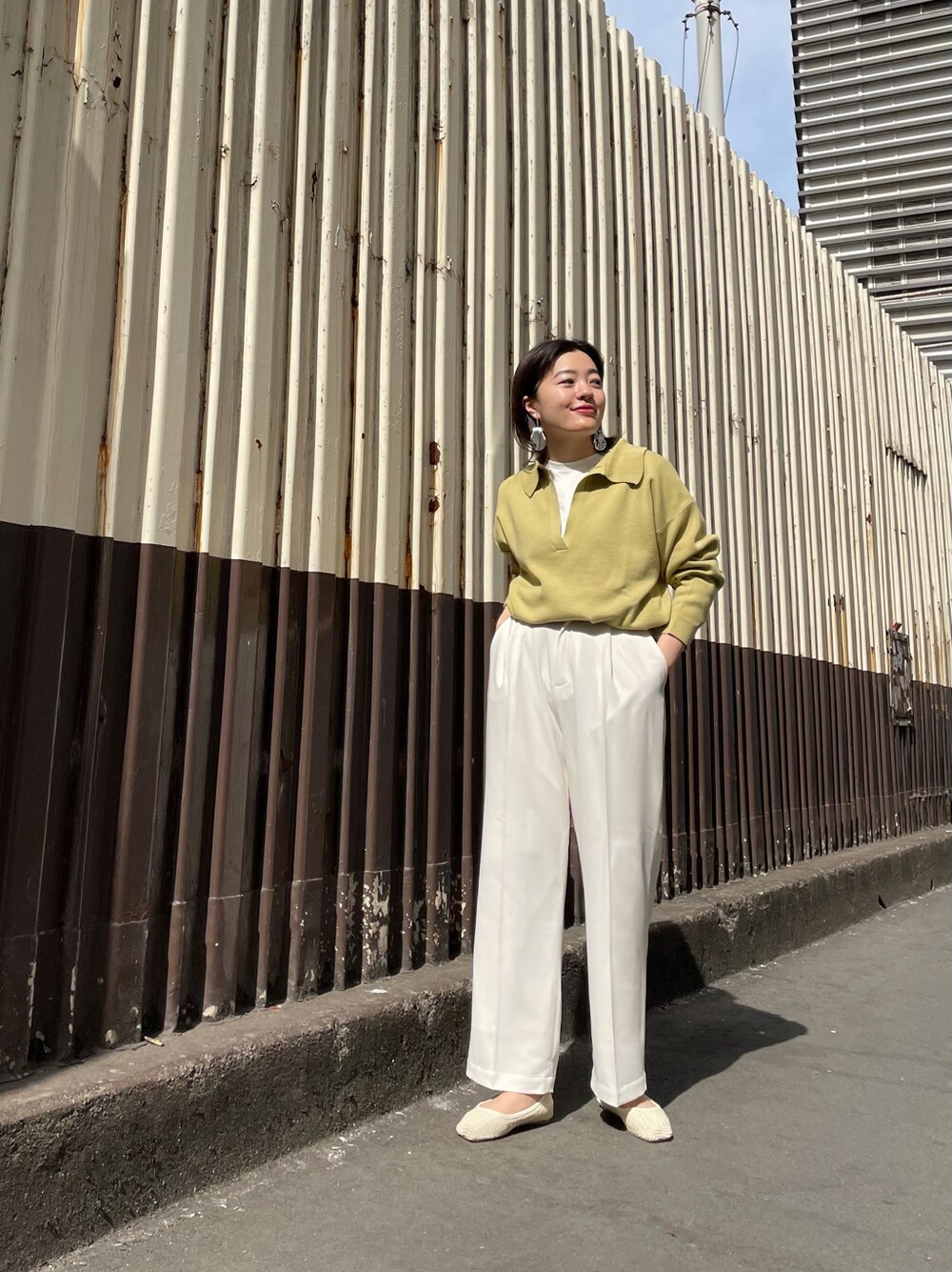 ホワイト系のその他パンツ、グリーン系のニット/セーター、ホワイト系のTシャツ/カットソーを着用したレディースの春コーディネートの2枚目の写真